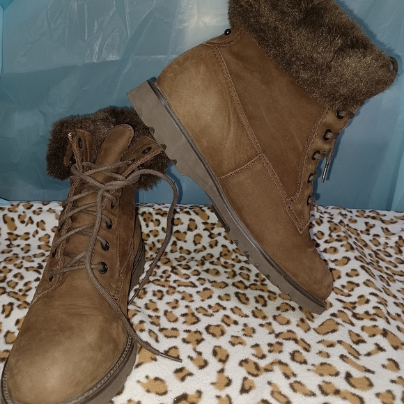 Women's Leather Rockport Boots w/Faux Fur trim and lining size 9W - Picture 8 of 9